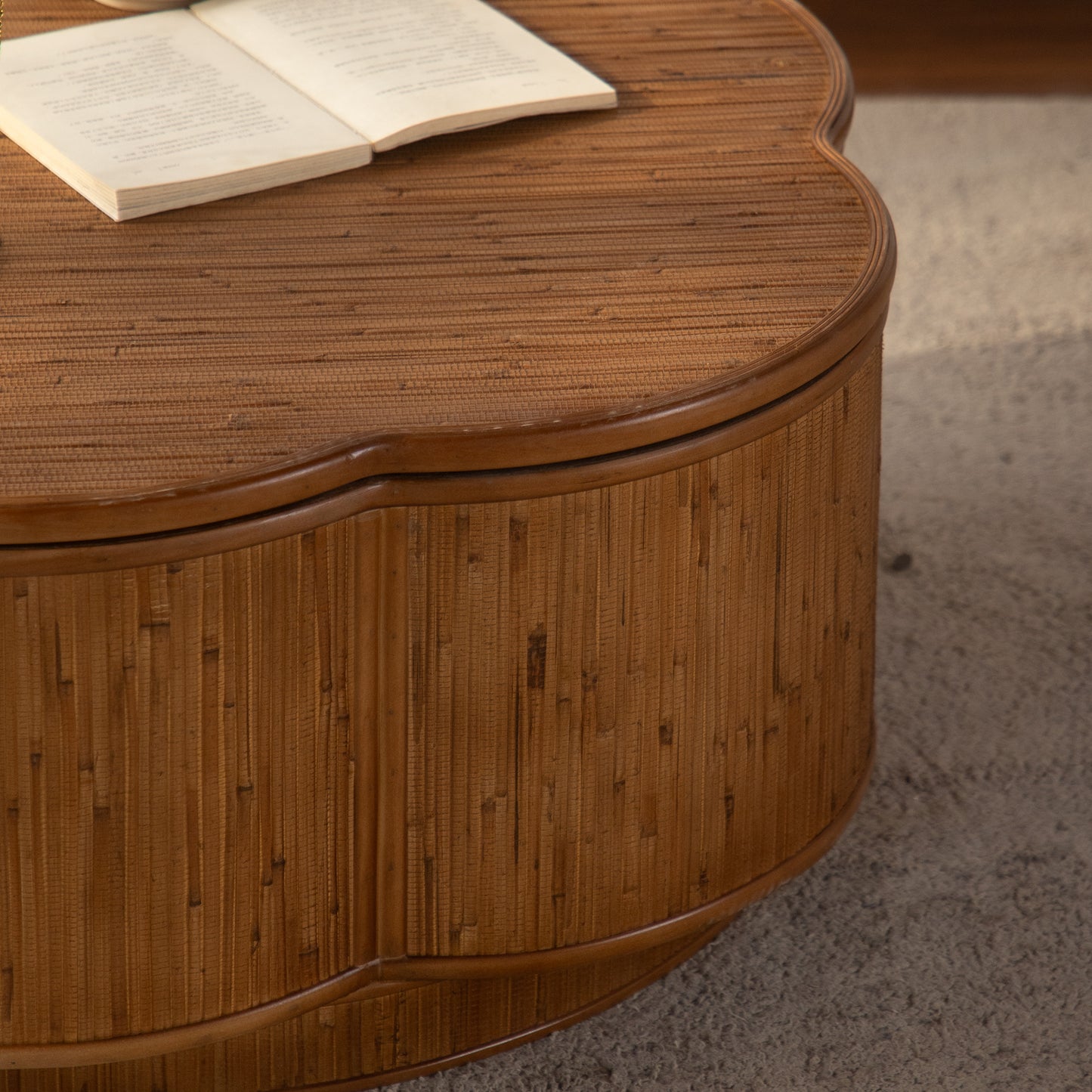 Plum-Blossom Flip-Top Rattan Storage Round Coffee Table